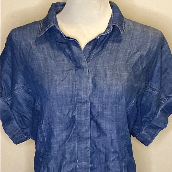Banana Republic Blue Button Down Shirt with Notched Collar and Cuffed Sleeves - Picture 4 of 6